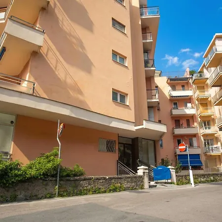 Matteo's Flat For 4 - Happy